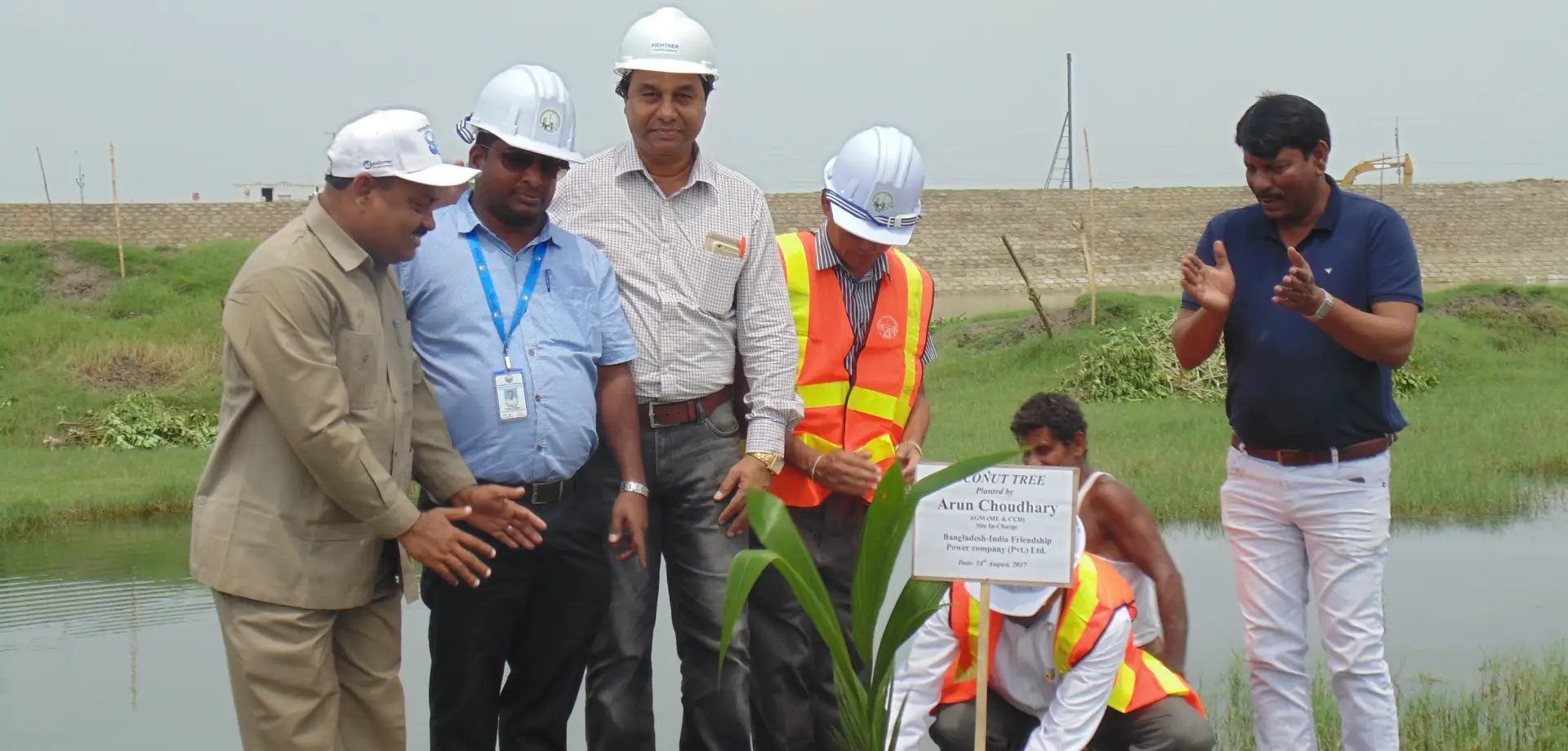 SMKK humanitarian team delivering aid in Bangladesh